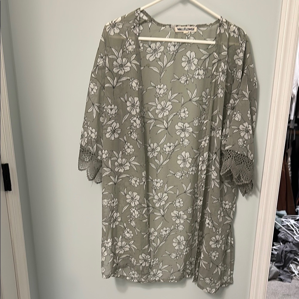 Wallflower Gray and White Floral Kimono
